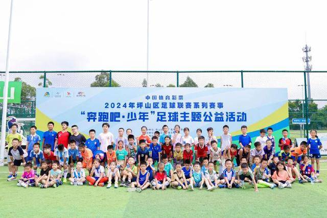 吉鲁赛后致敬昔日球迷，重温温馨时刻